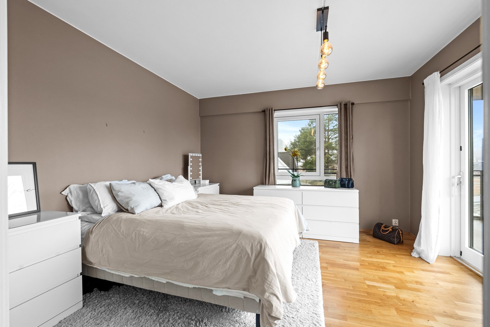 Soverommet har god plass til dobbeltseng og oppbevaringsmøbler. Galleribilde