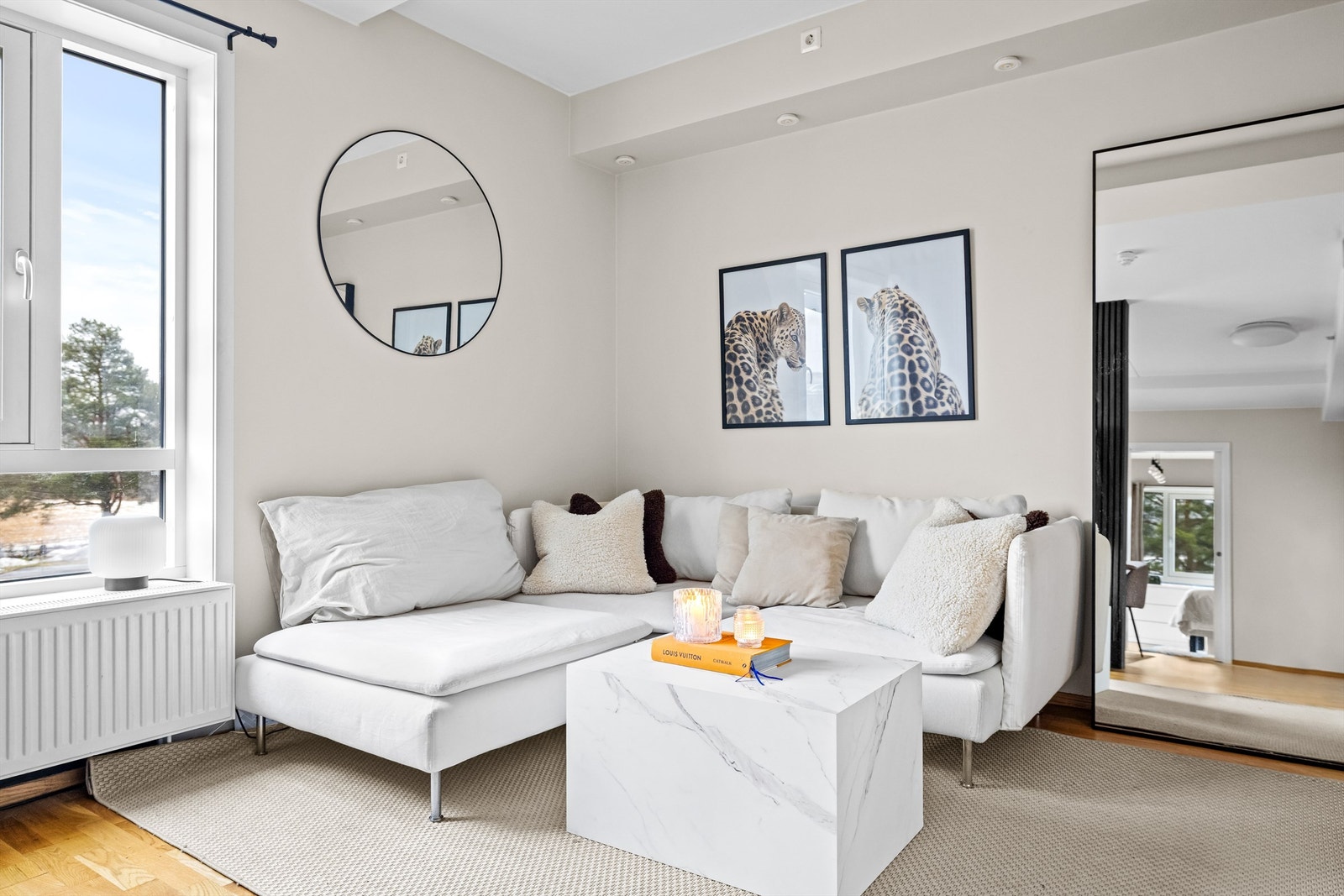 Stuen har oppvarming via radiatorer med vannbåren varme. Galleribilde