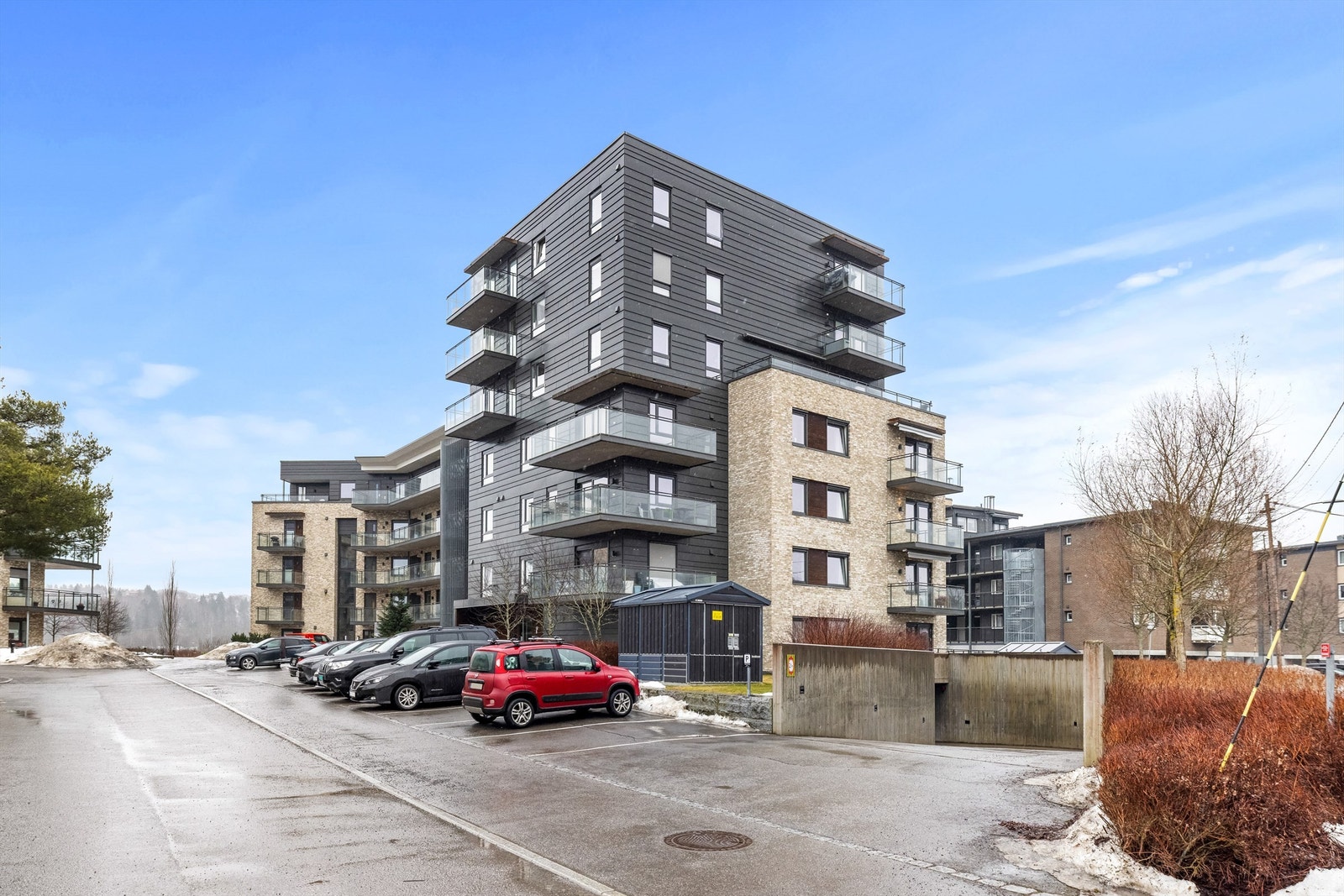 Moderne leilighetsbygg fra 2018 med fasader i teglstein, trekledning og plater. Galleribilde