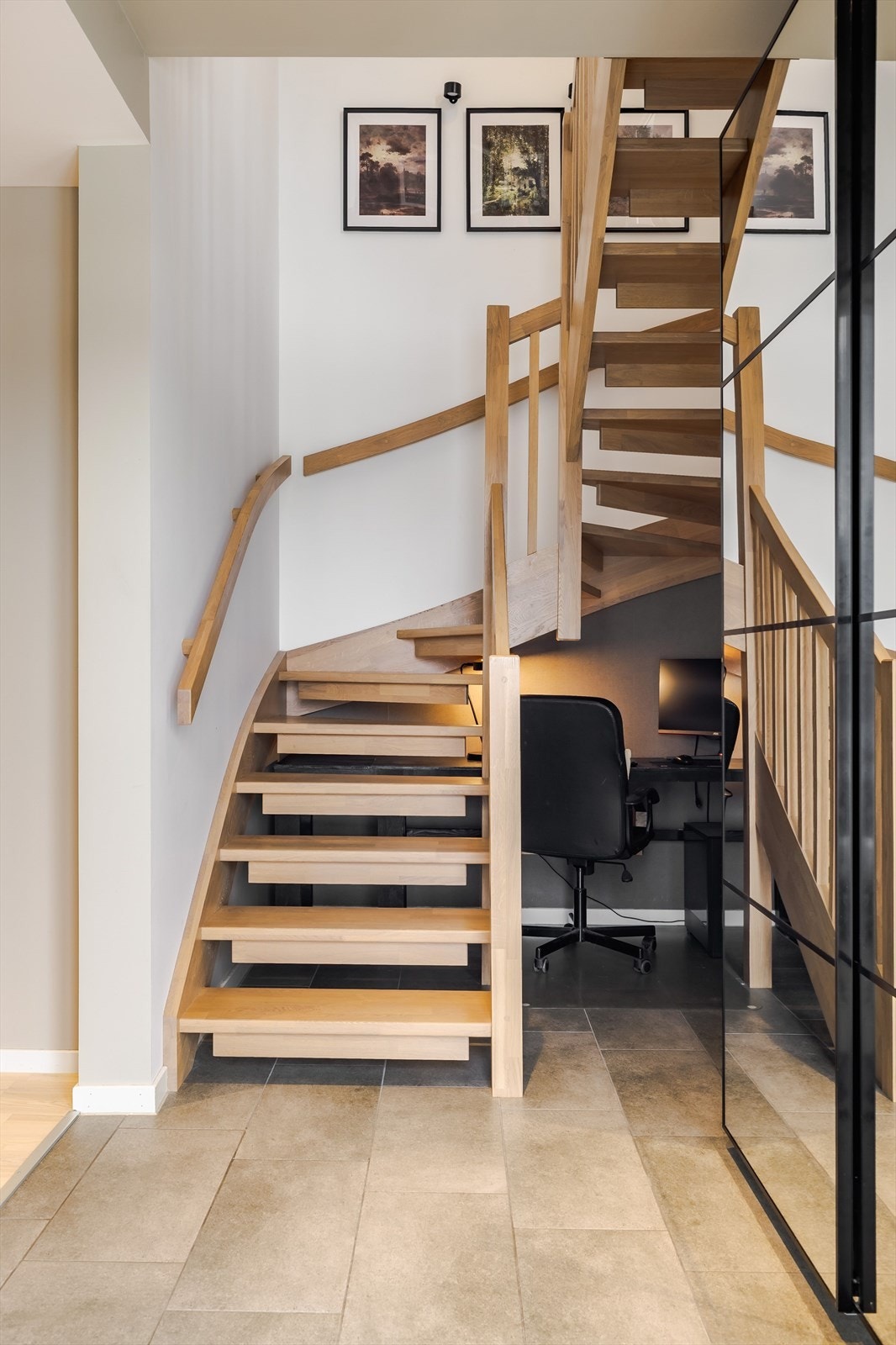 Entréen har god standard med flislagt gulv med gulvvarme, glatte lysmalte overflater og skjult elektrisk anlegg. Galleribilde