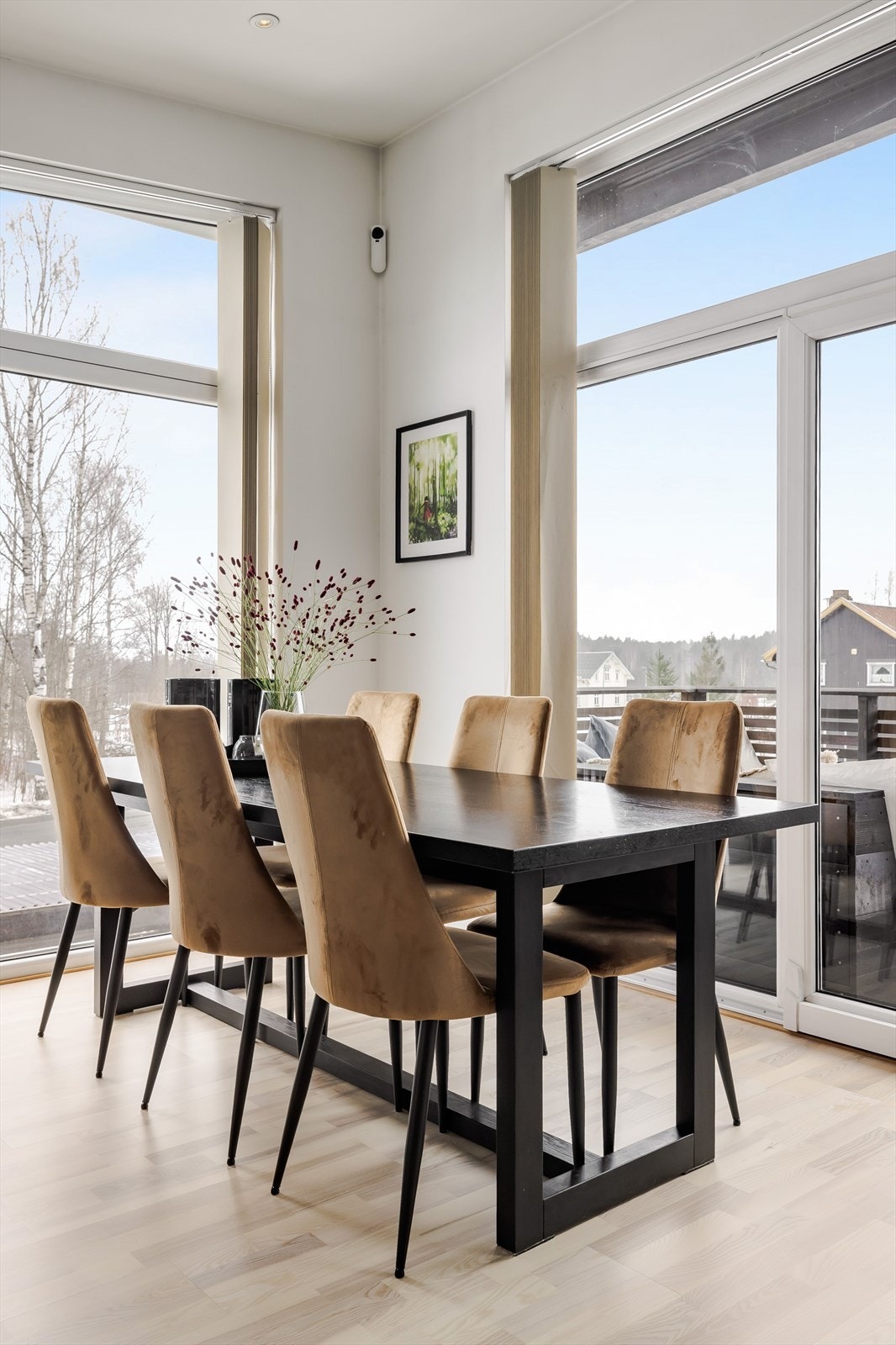 Stuen har store vindusflater som slipper inn rikelig med naturlig lys. Lysinnslippet sammen med den gode takhøyden på opptil ca. 3 meter gir en god og luftig romfølelse. Galleribilde