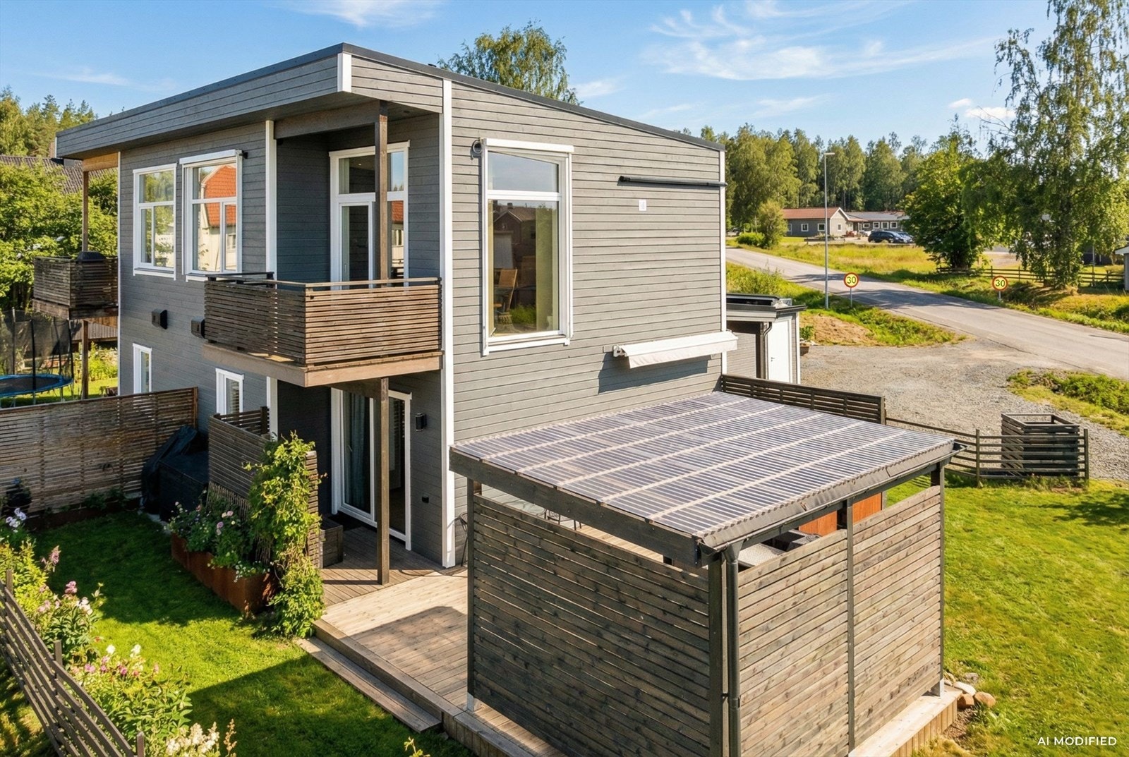 Utenfor terrassen er det hage opparbeidet med plen og gjerde. Beliggenheten mot både syd og vest sørger for gode solforhold. Galleribilde