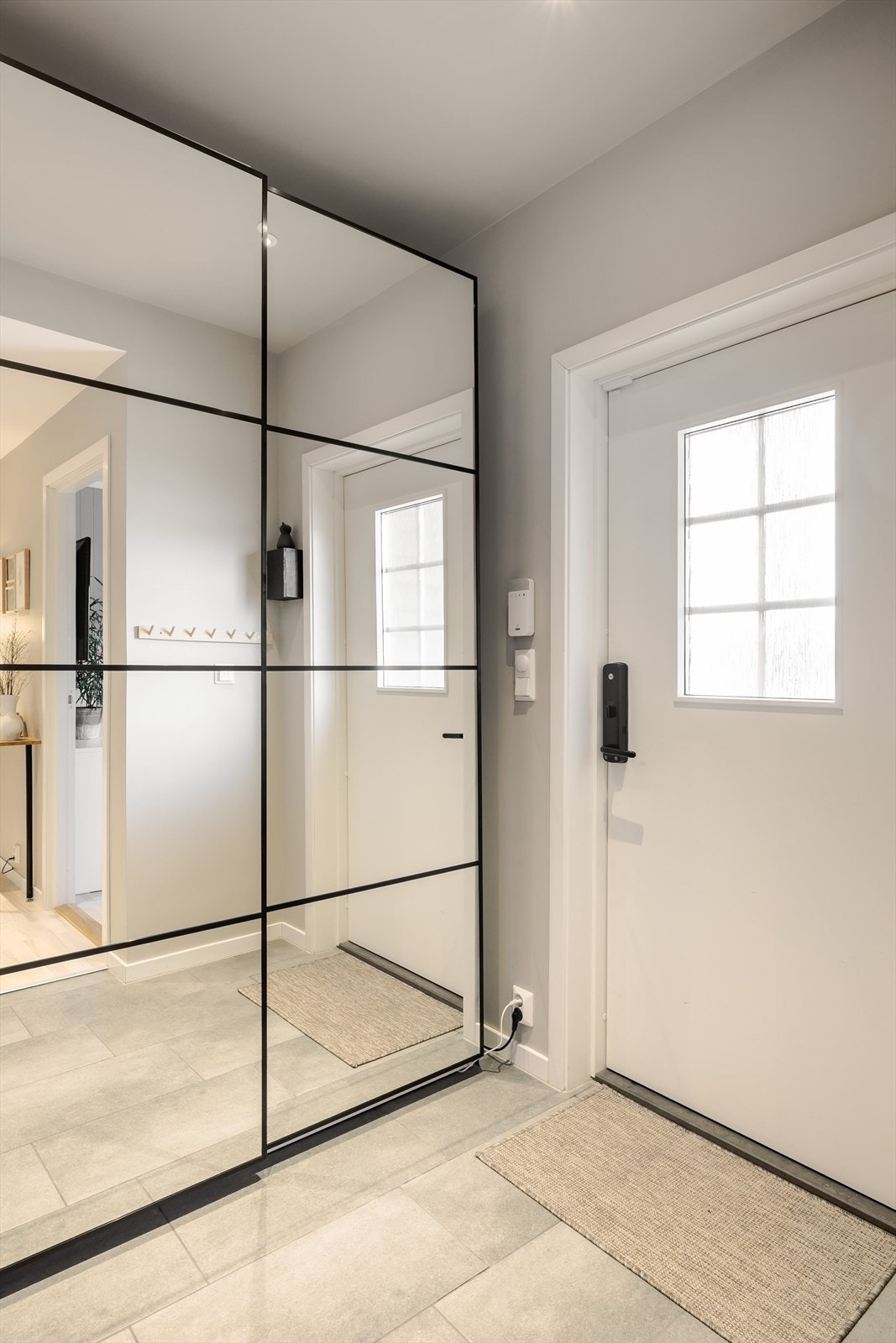 Når du entrer boligen kommer du inn i en lys og praktisk entré. Her har du god oppbevaringsplass i stor skyvedørsgarderobe med speildører. Galleribilde