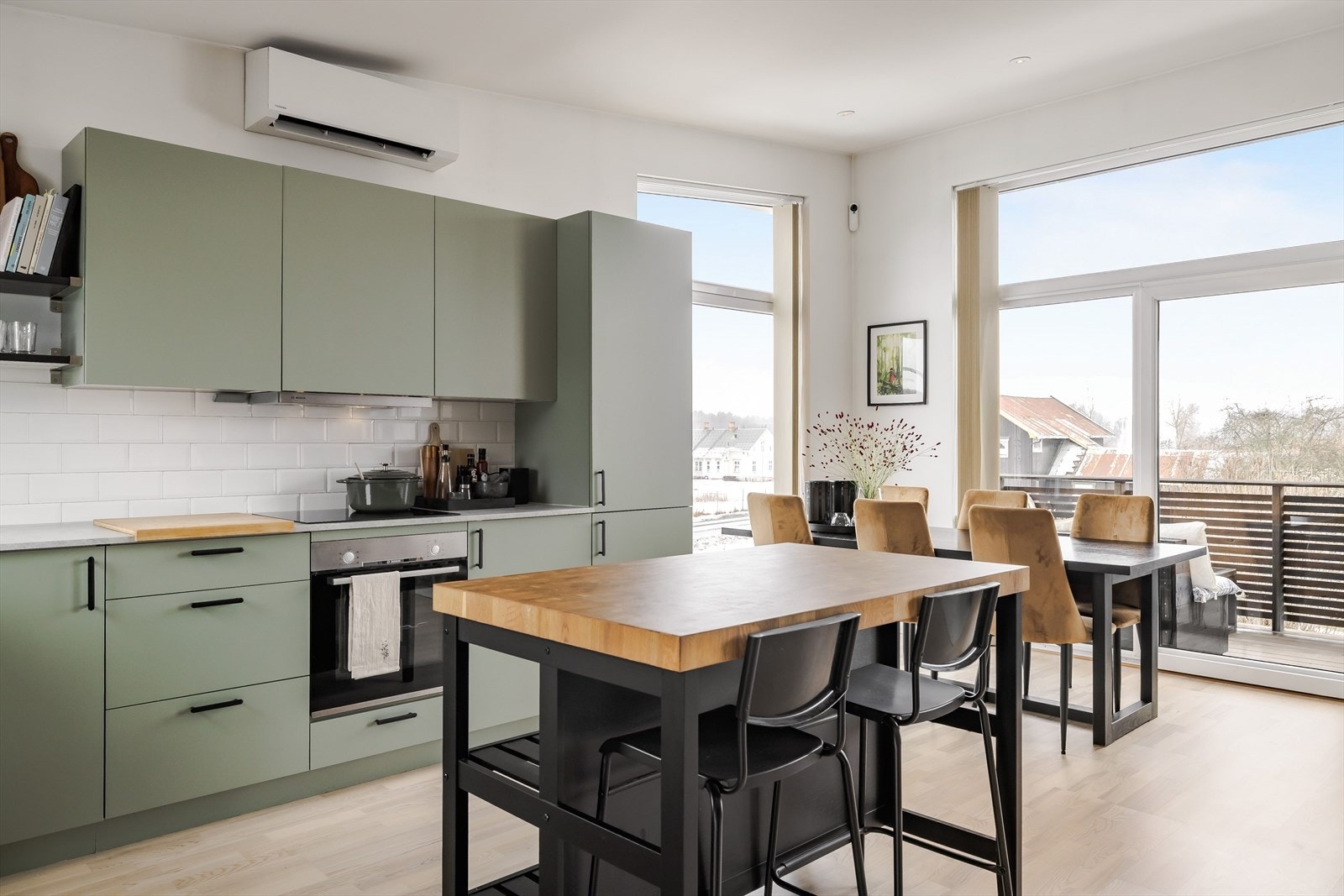 Kjøkkenet ligger i en fin og sosial åpen løsning med stuen. Galleribilde