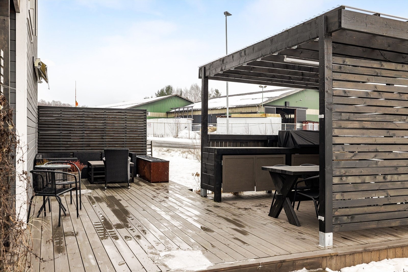 Her har du en stor, flott og solrik terrasse på tilsammen ca. 41m². Galleribilde