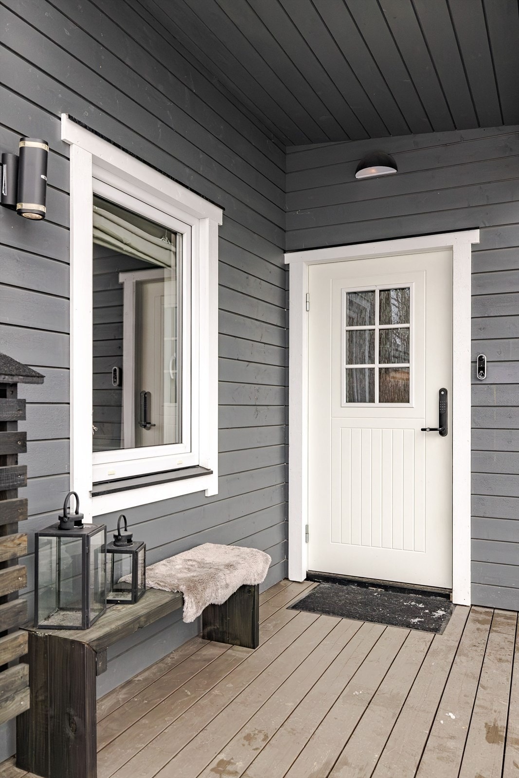 Du ønskes velkommen inn via et hyggelig overbygget inngangsparti med en terrasseplatting på ca. 4m² . Det er montert ringeklokke, utebelysning og kodelås på inngangsdøren. Galleribilde