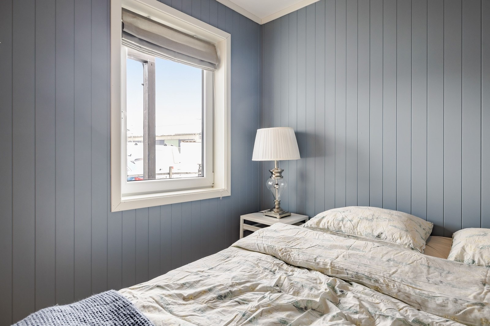 Soverommet har parkett på gulv med gulvvarme, panelplater på veggene malt i en fin blåfarge, skjult elektrisk anlegg og downlights i himlingen. Galleribilde