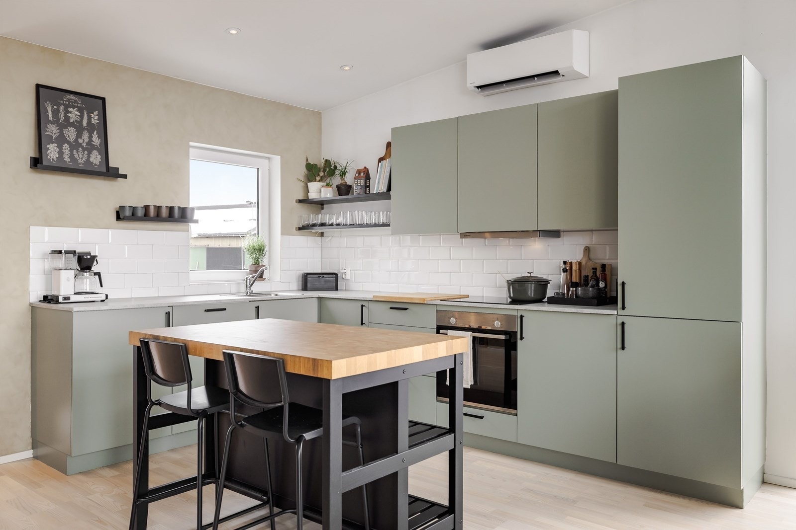 Stilrent og fint kjøkken fra 2020 med god skap- og benkeplass. Innredningen har glatte fronter som ble malt i en nydelig farge i 2026. Galleribilde