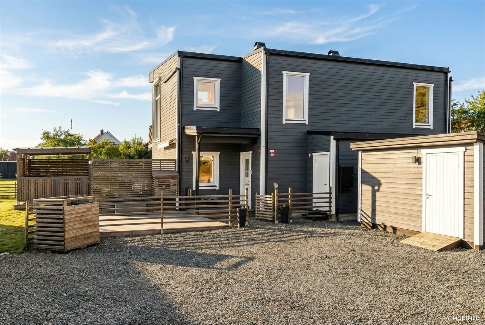 Gruset gårdsplass med gode parkeringsmuligheter og det er montert elbil-lader i 2022. Boligen har inntilbygget utvendig bod på 4m². Eiendommen er også bebygd med en frittstående utebod fra 2024 på ca. 7m². Galleribilde