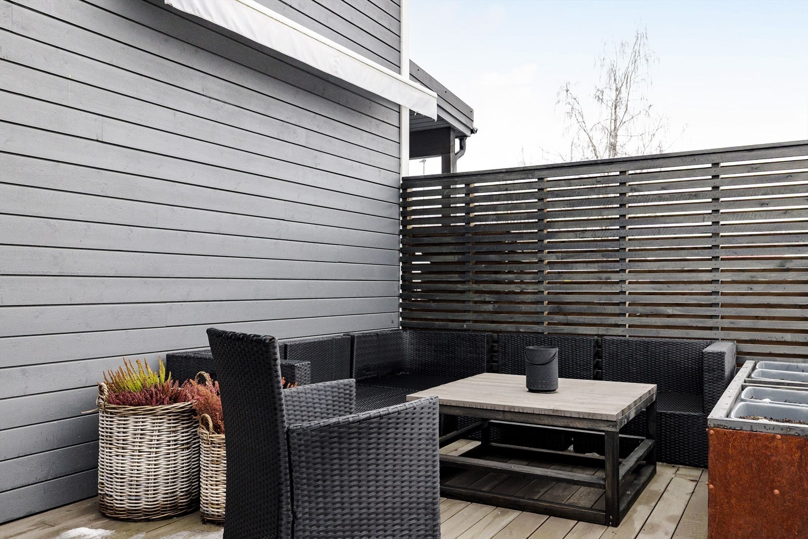 Terrasen har terrassebord på gulv, levegg med trespiler og god plass til sittegruppe etter eget ønske. Det er også montert markise. Galleribilde