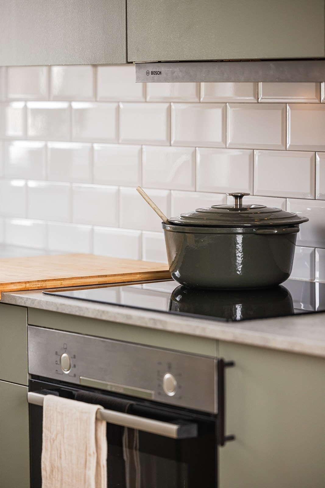 Kjøkkenet er fullt utstyrt med medfølgende integrerte hvitevarer som nedfelt platetopp, stekeovn, oppvaskmaskin og kjøleskap med frysedel. Galleribilde