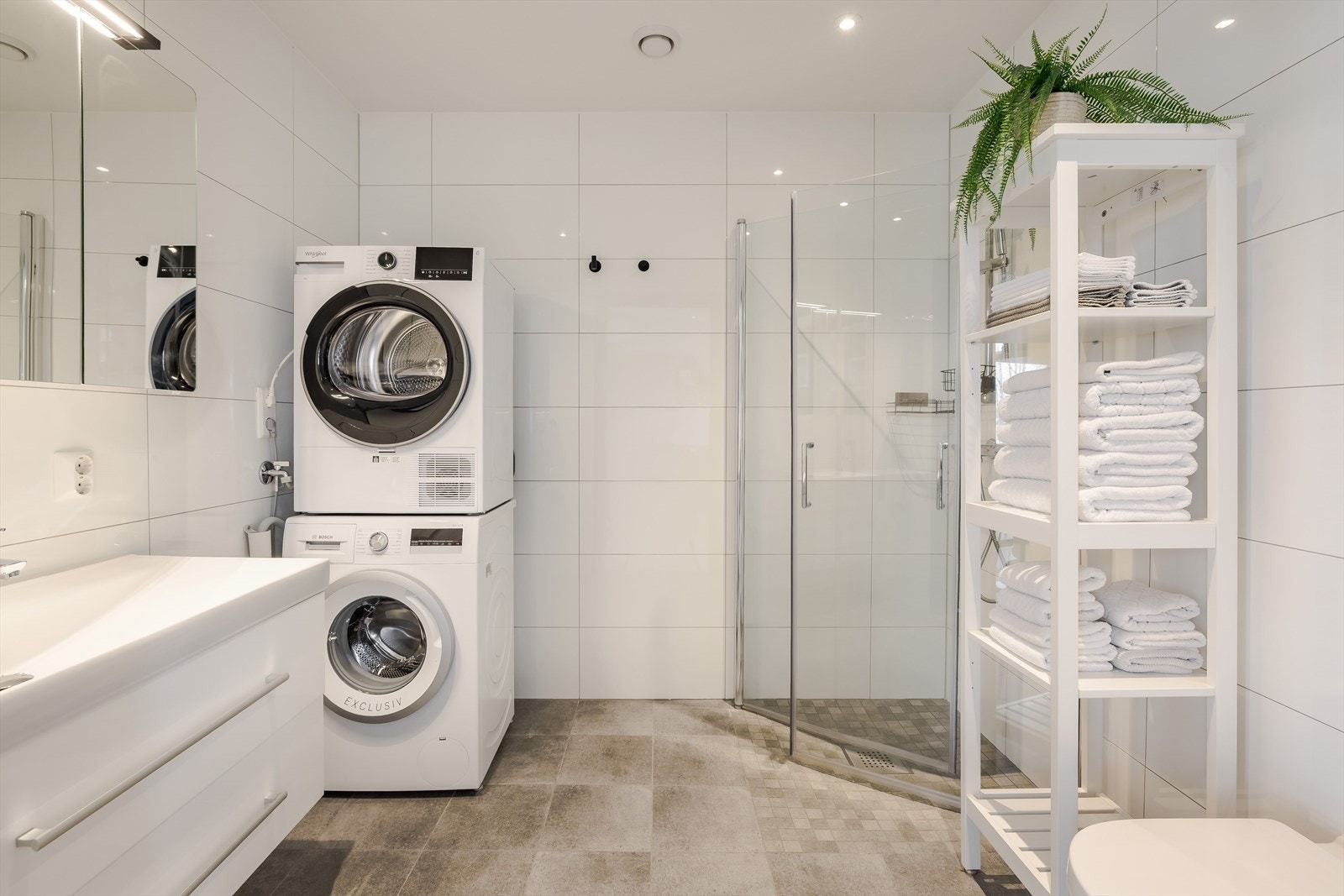 Baderom 1 er et stort og lyst baderom som ligger i 2. etasje. Baderommet fra 2020 har moderne fliser på gulv og vegger, deilig gulvvarme, downlights i himlingen og avtrekk via balansert ventilasjon. Galleribilde