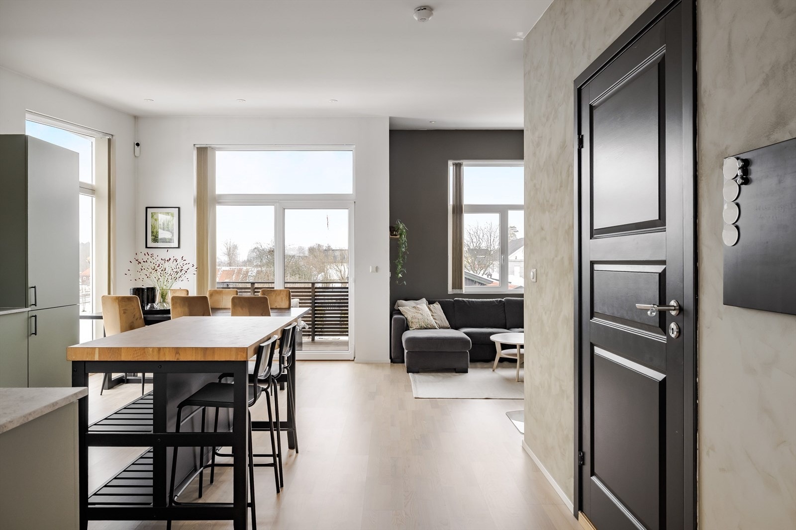 Vi tar turen opp til det store og flotte oppholdsrommet i boligens 2. etasje. Galleribilde