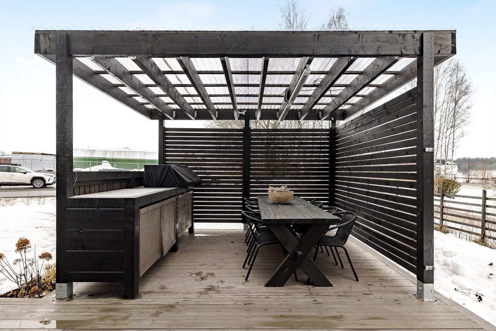 Deler av terrassen har flott pergola med tak og varmelampe. Her er det utekjøkken med grillplass og god plass til et stort langbord. Dette er uten vil en superhyggelig plass på lange og late sommerdager! Galleribilde