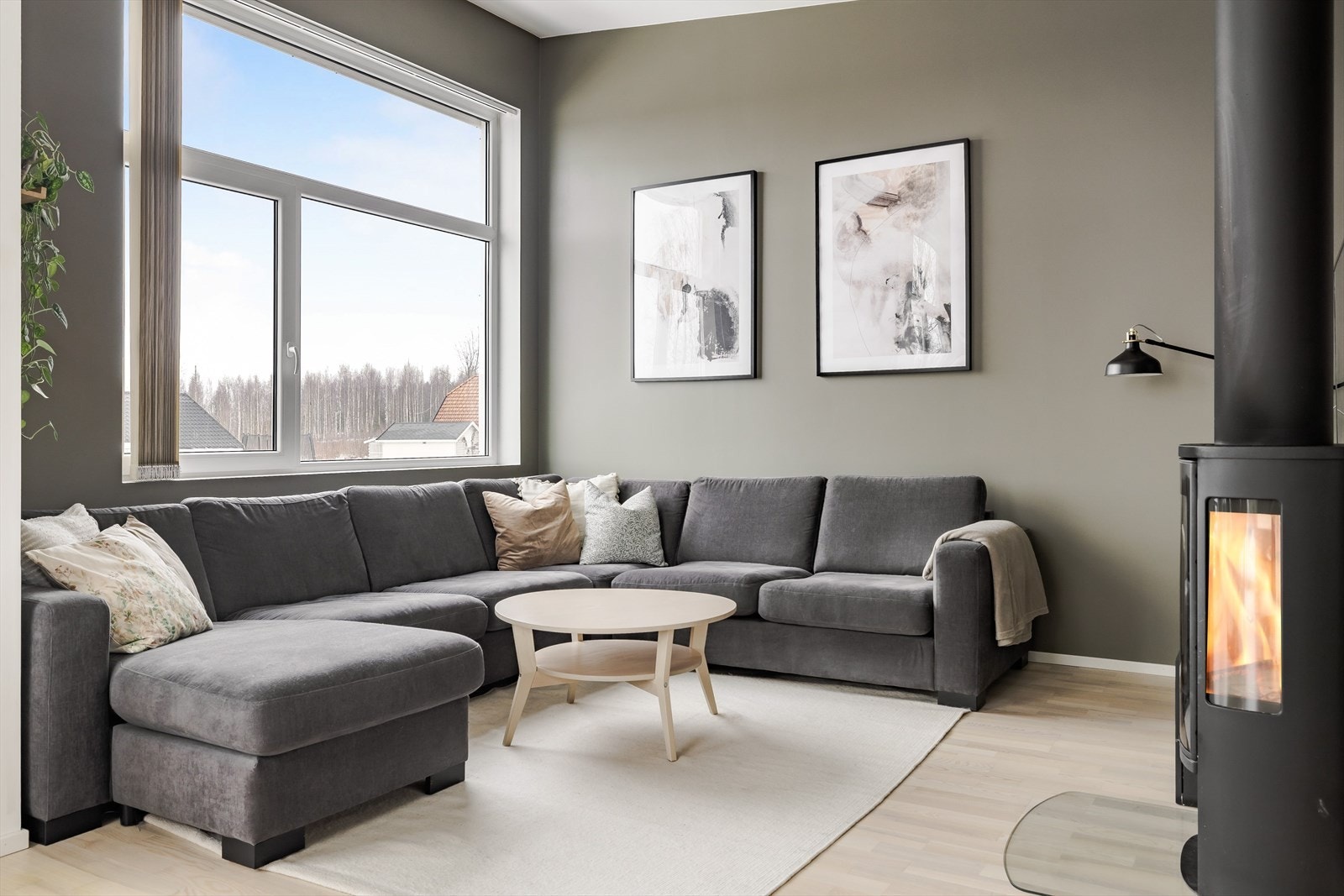 Stuen har god standard med lys eikeparkett på gulv, glatte overflater malt i en innbydende farge, skjult elektrisk anlegg og downlights i himlingen. Galleribilde