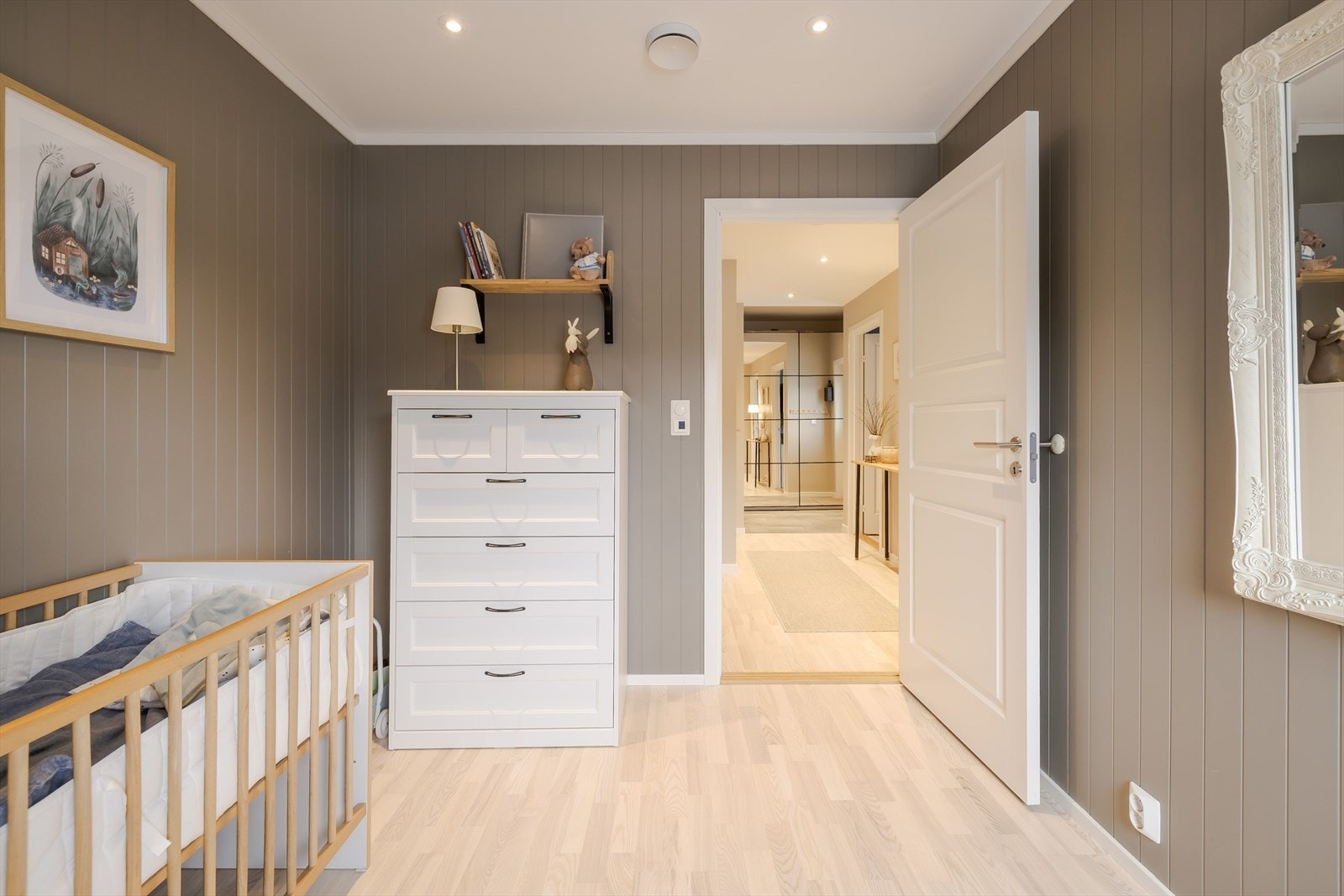 Soverommet har god standard med lys eikeparkett på gulv, elektrisk gulvvarme og panelplater på veggene malt i en fin varm farge. Det er skjult elektrisk anlegg og innfelte downlights i himlingen. Galleribilde