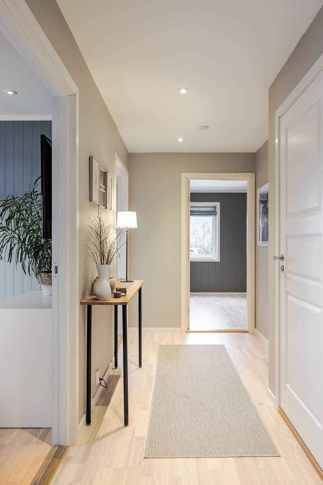 Gang i 1. etasje med adkomst til 3 soverom, baderom og bod/teknisk rom. Gangen er malt i en nydelig farge og har innfelte downlights i himlingen. Galleribilde