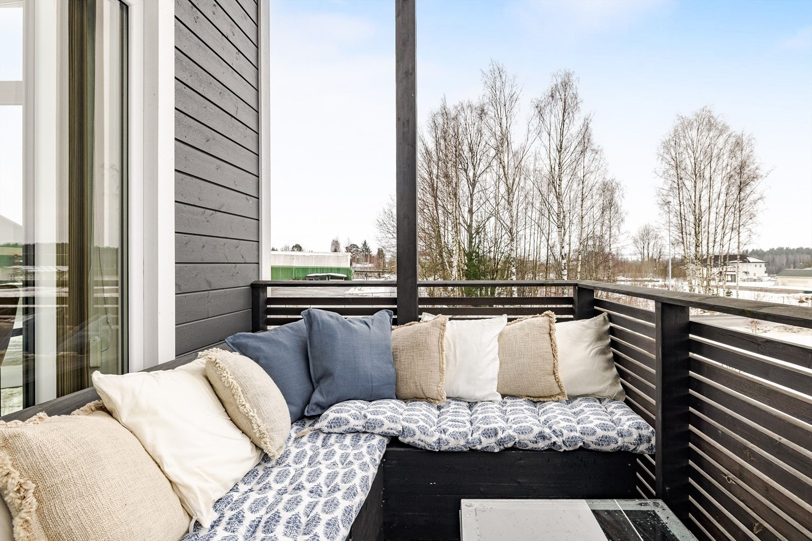 Beliggenheten på hjørnet mot både syd og vest sørger for gode solforhold til sent på kveld. Galleribilde