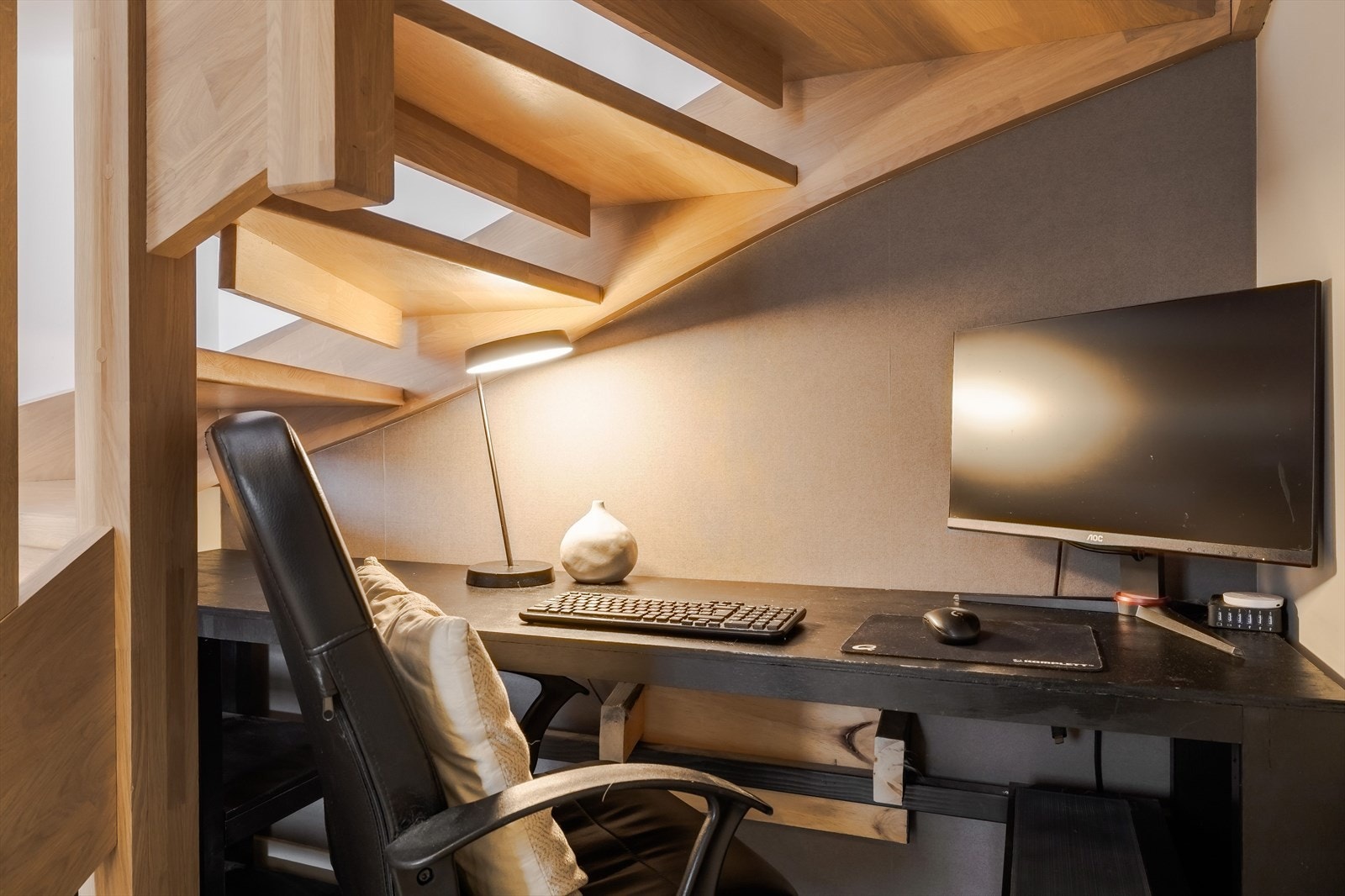 Under trappen er det i dag innredet med en kontorplass. Galleribilde