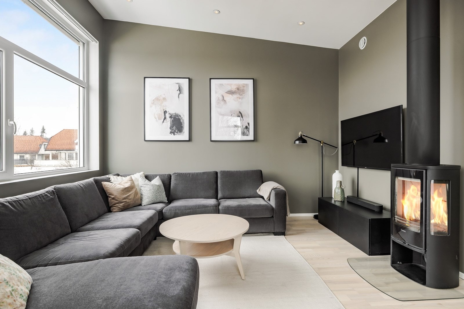 I stuen har du god plass til stor sofagruppe med salongbord og mediemøblement med tv. Galleribilde