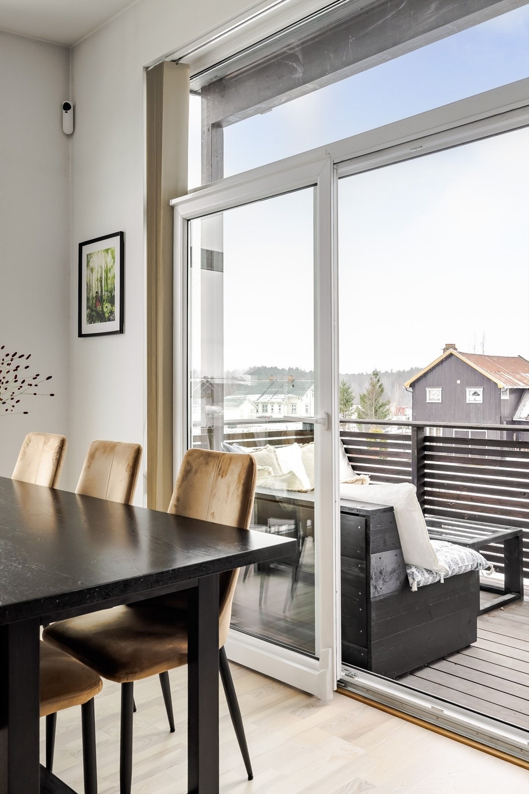 Fra stuen er det en stor skyvedør ut til balkongen som blir en fin forlengelse av rommet på sommerstid. Galleribilde