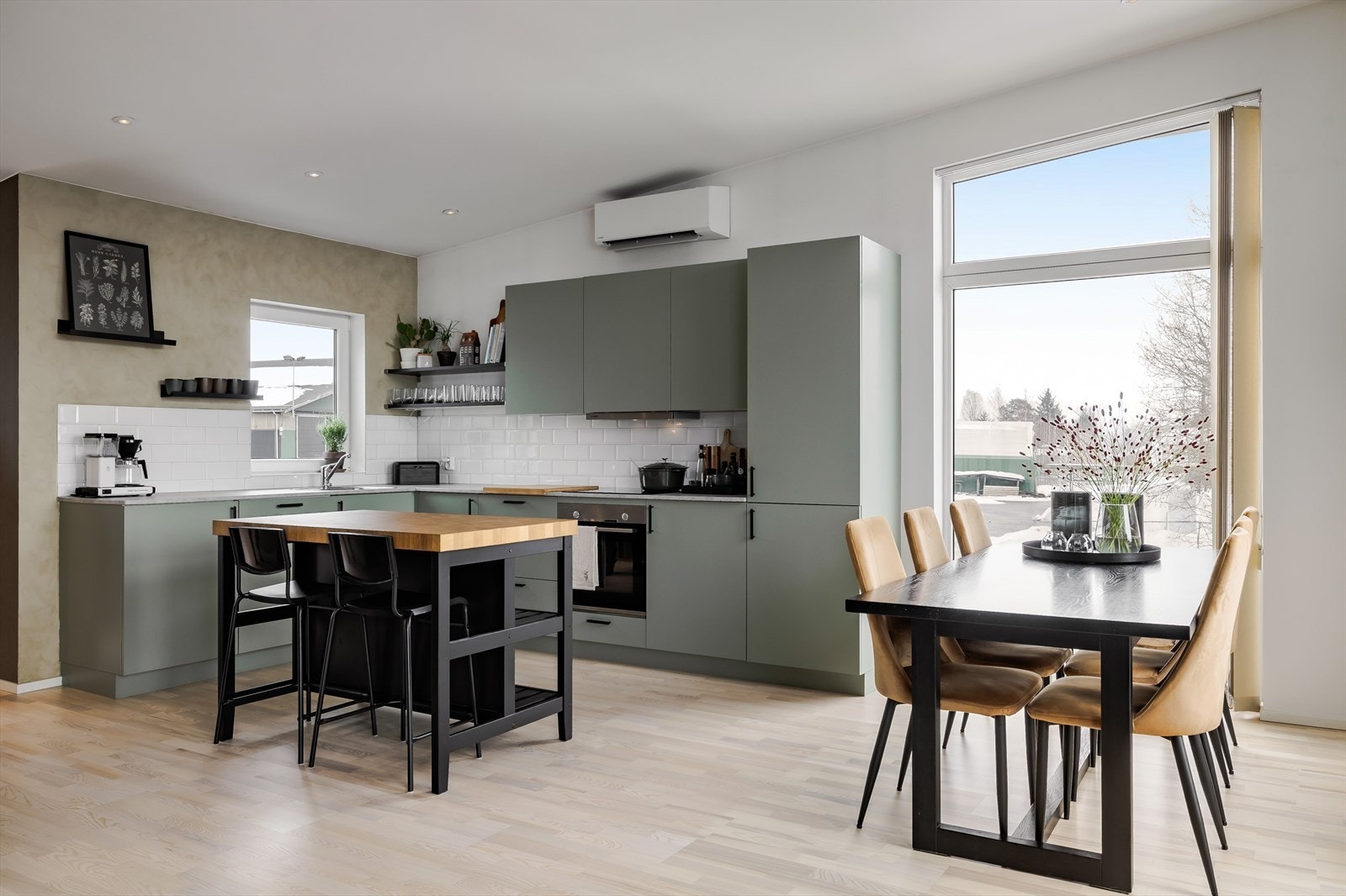 Det er også montert luft-til-luft varmepumpe/aircondition fra 2023 som både gir en god og jevn varme på vinterstid, i tillegg til kjøling på varme sommerdager. Galleribilde