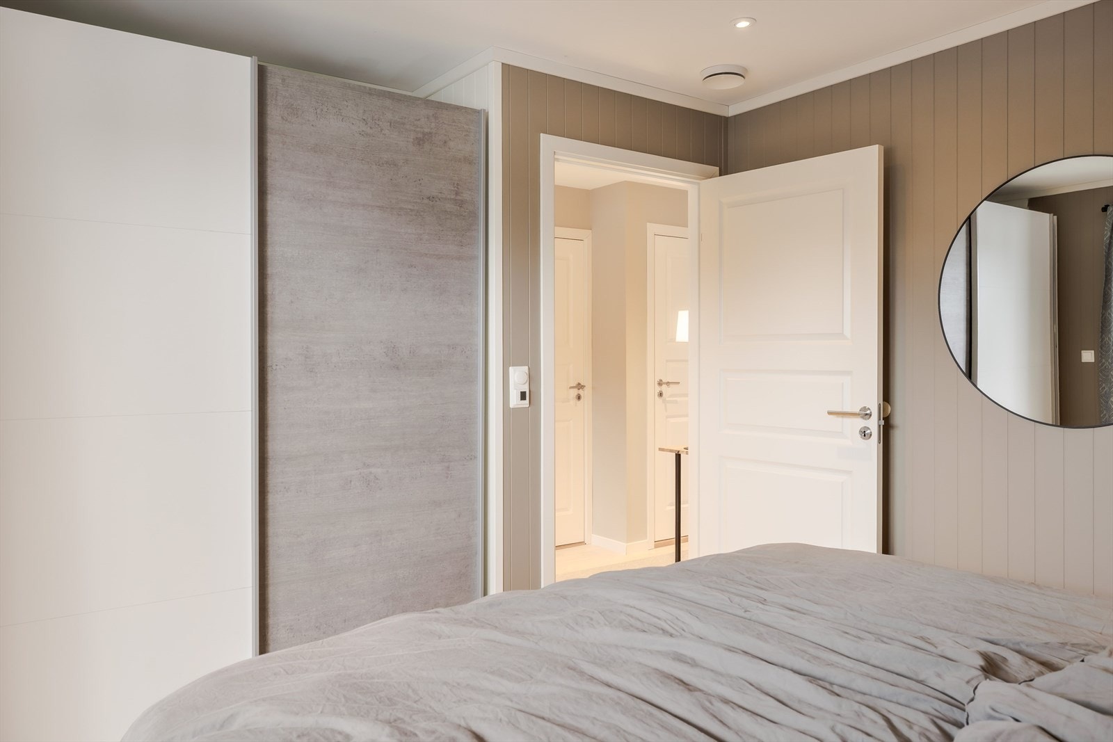 På soverommet har du naturlig plass til stor dobbeltseng med tilhørende nattbord, samt god oppbevaringsplass i stor skyvedørsgarderobe som medfølger i handelen. Galleribilde