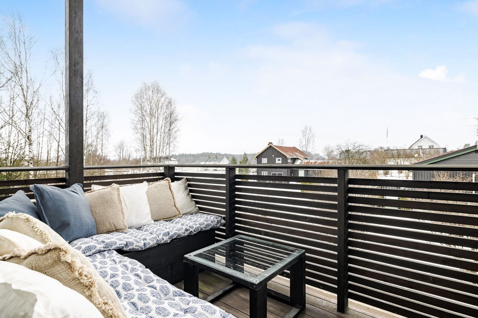 Her har du en flott og solrik balkong på ca. 6m². Balkongen er overbygget, har terrassebord på gulv og plass til sittegruppe etter eget ønske og behov. Galleribilde
