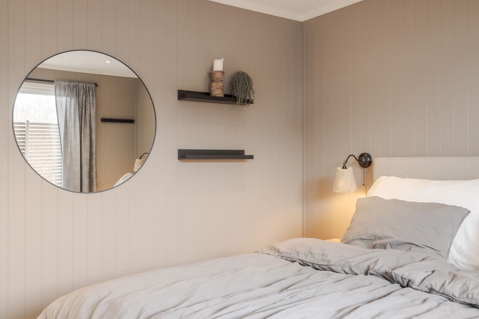 Hovedsoverommet har god standard med lys eikeparkett på gulv, elektrisk gulvvarme og panelplater på veggene malt i en nydelig farge. Det er skjult elektrisk anlegg og innfelte downlights i himlingen. Galleribilde