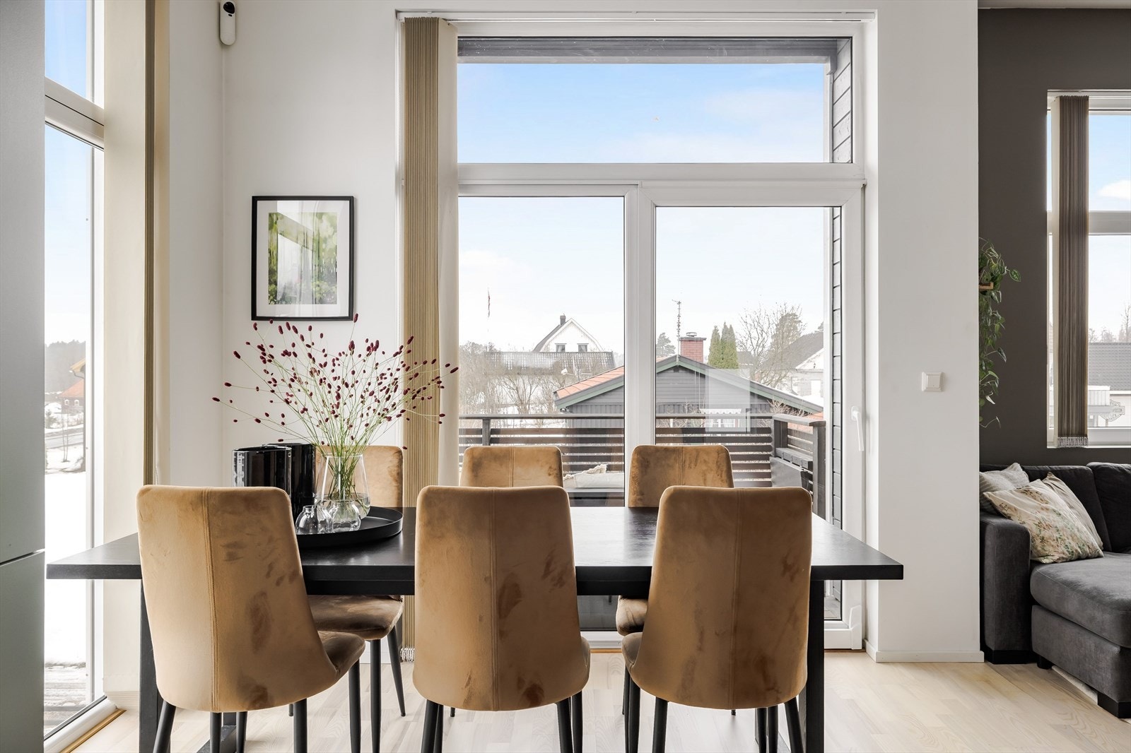 I tilknytning ti kjøkkenet er det naturlig plass til et stort spisebord. Galleribilde