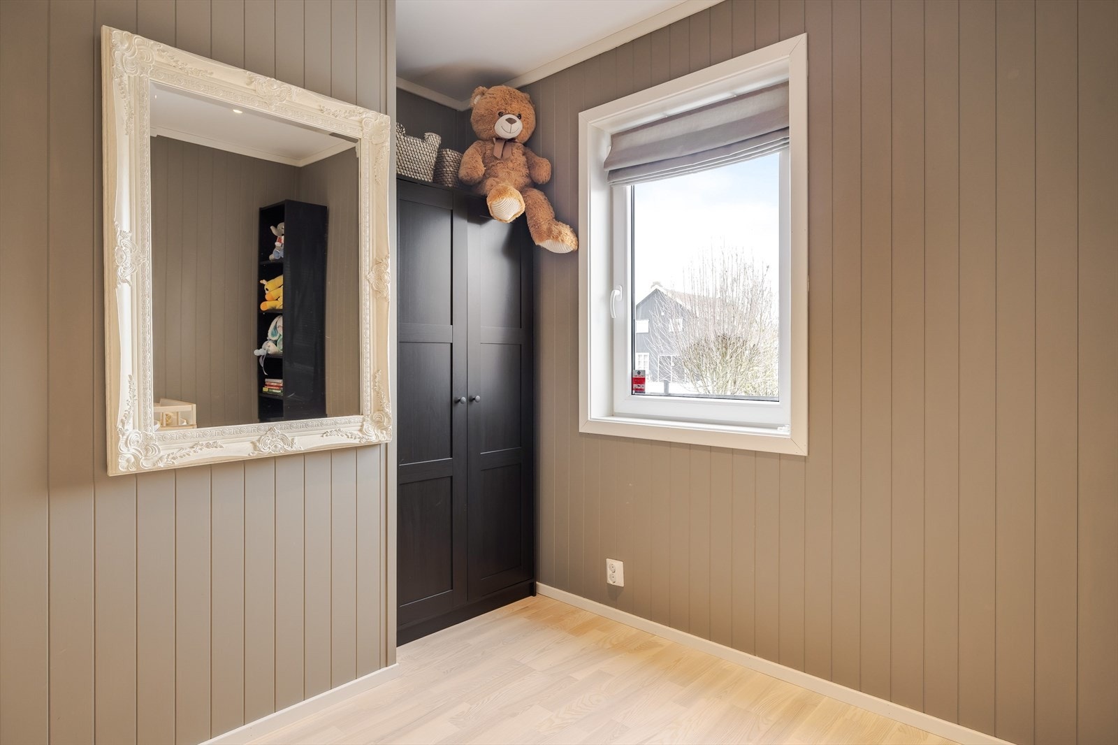 På soverommet er det plass til seng, kontorpult, samt oppbevaringsplass i medfølgende garderobeskap. Galleribilde