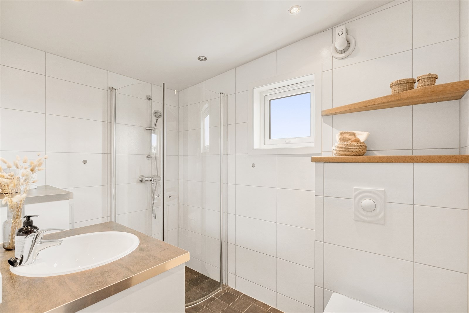 Helfliset bad i 2. etasje med spotter i tak og hvit baderomsinnredning Galleribilde