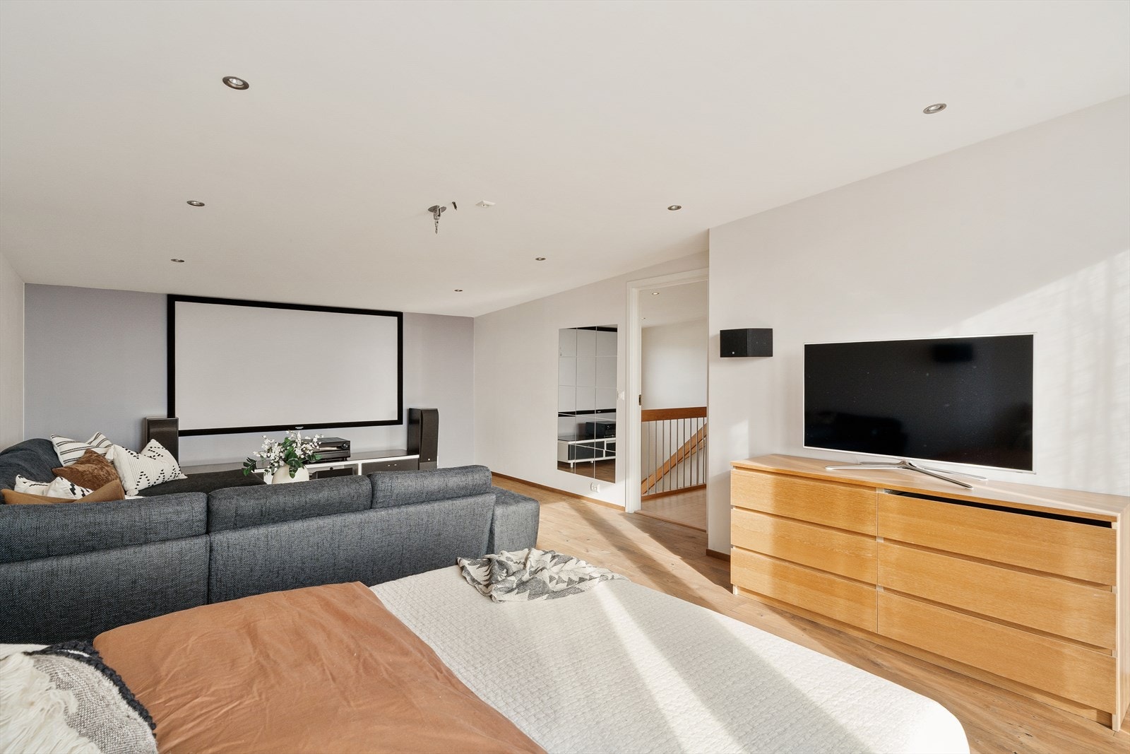 Stue i 2. etasje med store vindu som slipper inn rikelig med dagslys. Spotter i tak og en-stavs gulv Galleribilde