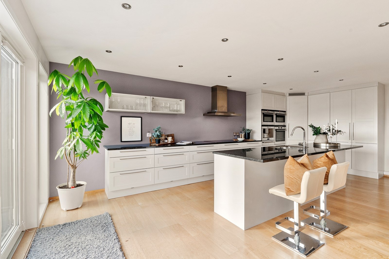 Spotter i tak, malte vegger og e-stavs gulv. Galleribilde