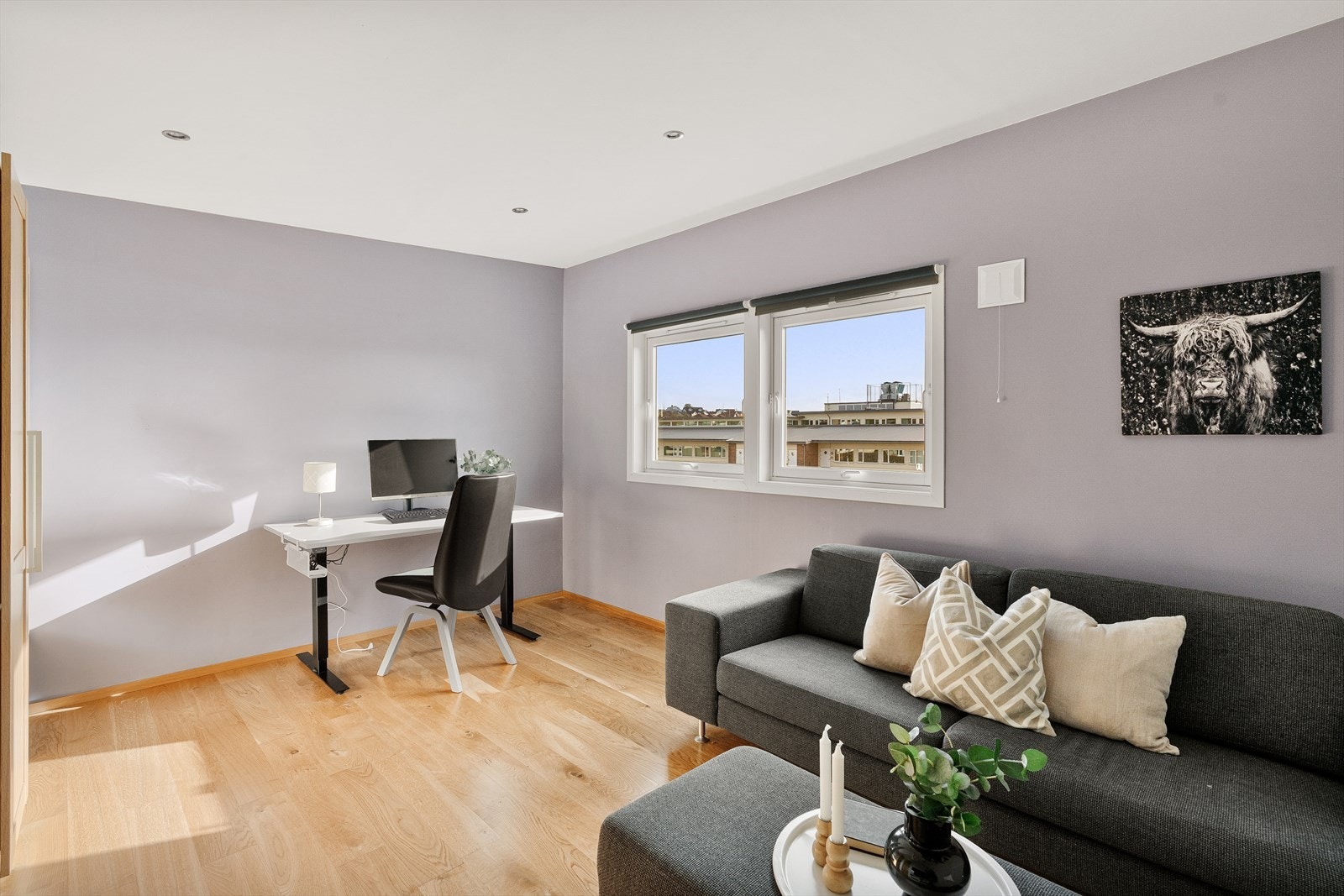 Soverom i 2. etasje med spotter i tak og en-stavs gulv Galleribilde