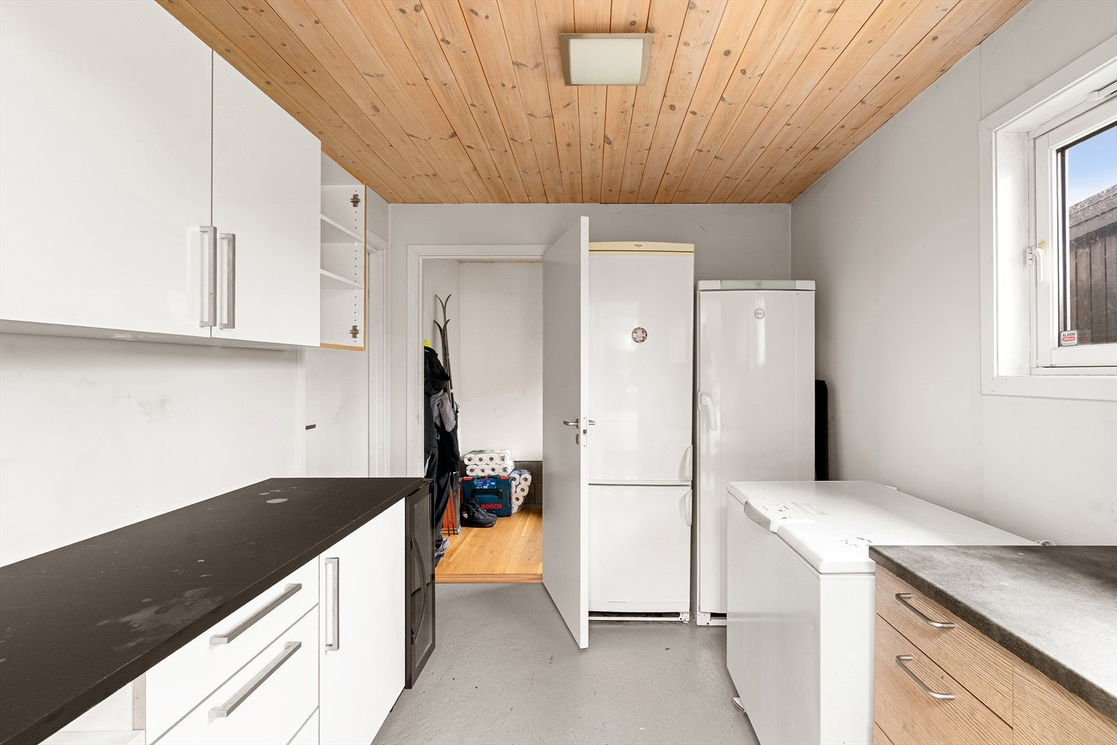 Bod og inngang med tilkomst til garasje Galleribilde