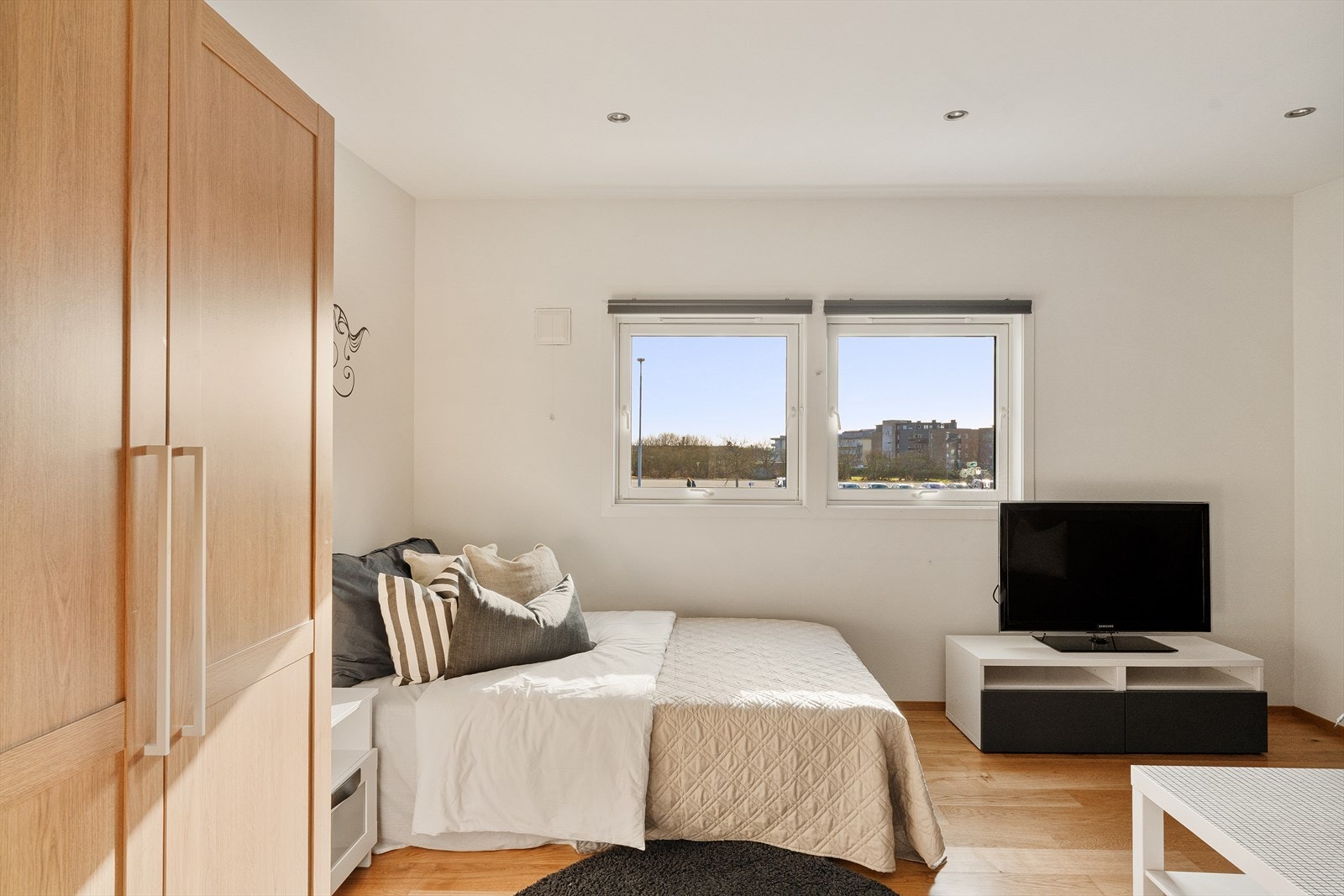 Soverom i 2. etasje med spotter i tak og en-stavs gulv Galleribilde