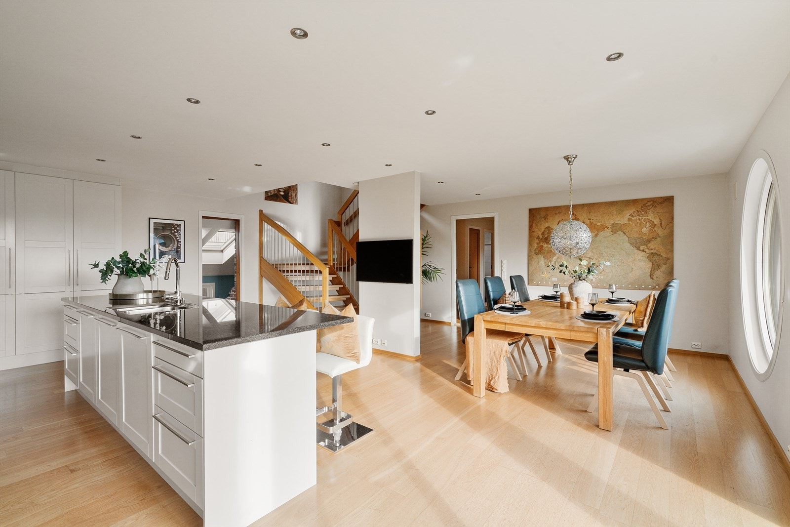 Kjøkkenet i 1. etasje har innredning med profilerte fronter. Benkeplaten er av stein. Galleribilde