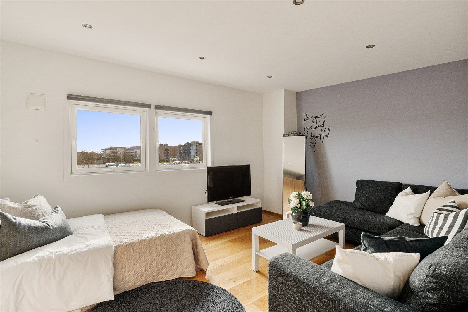 Soverom i 2. etasje med spotter i tak og en-stavs gulv Galleribilde