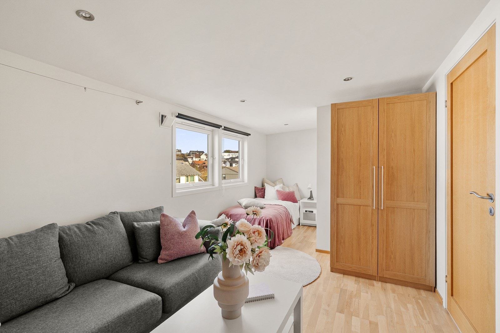 Soverom i 2. etasje med spotter i tak og parkett på gulv Galleribilde