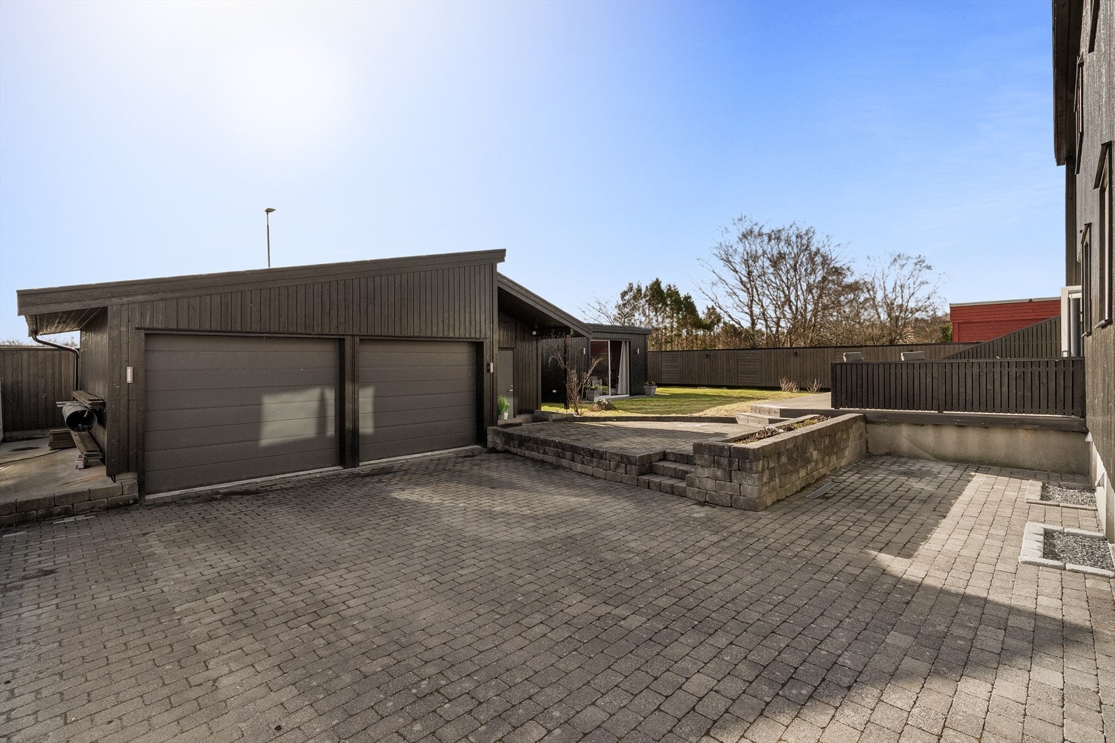 Gårdsrom er pent opparbeidet med belegningsstein, og har rikelig med plass til gjesteparkering. Galleribilde