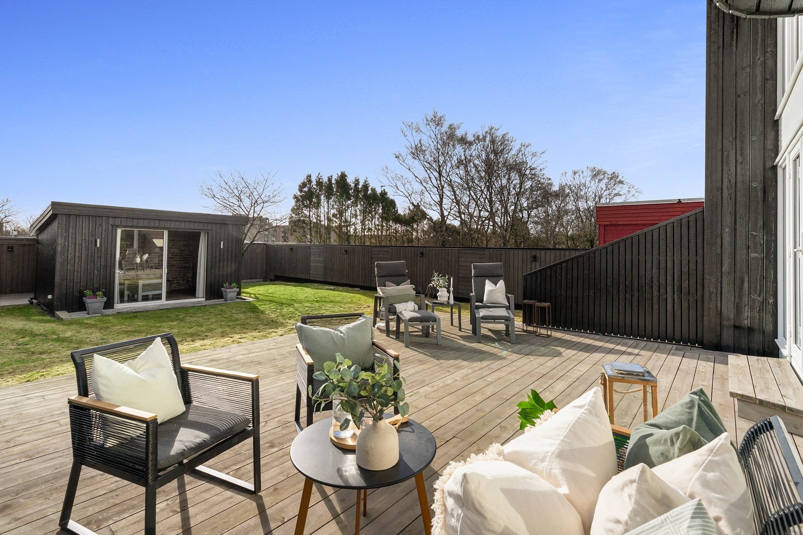 Terrasse, hage og hagestue. Galleribilde