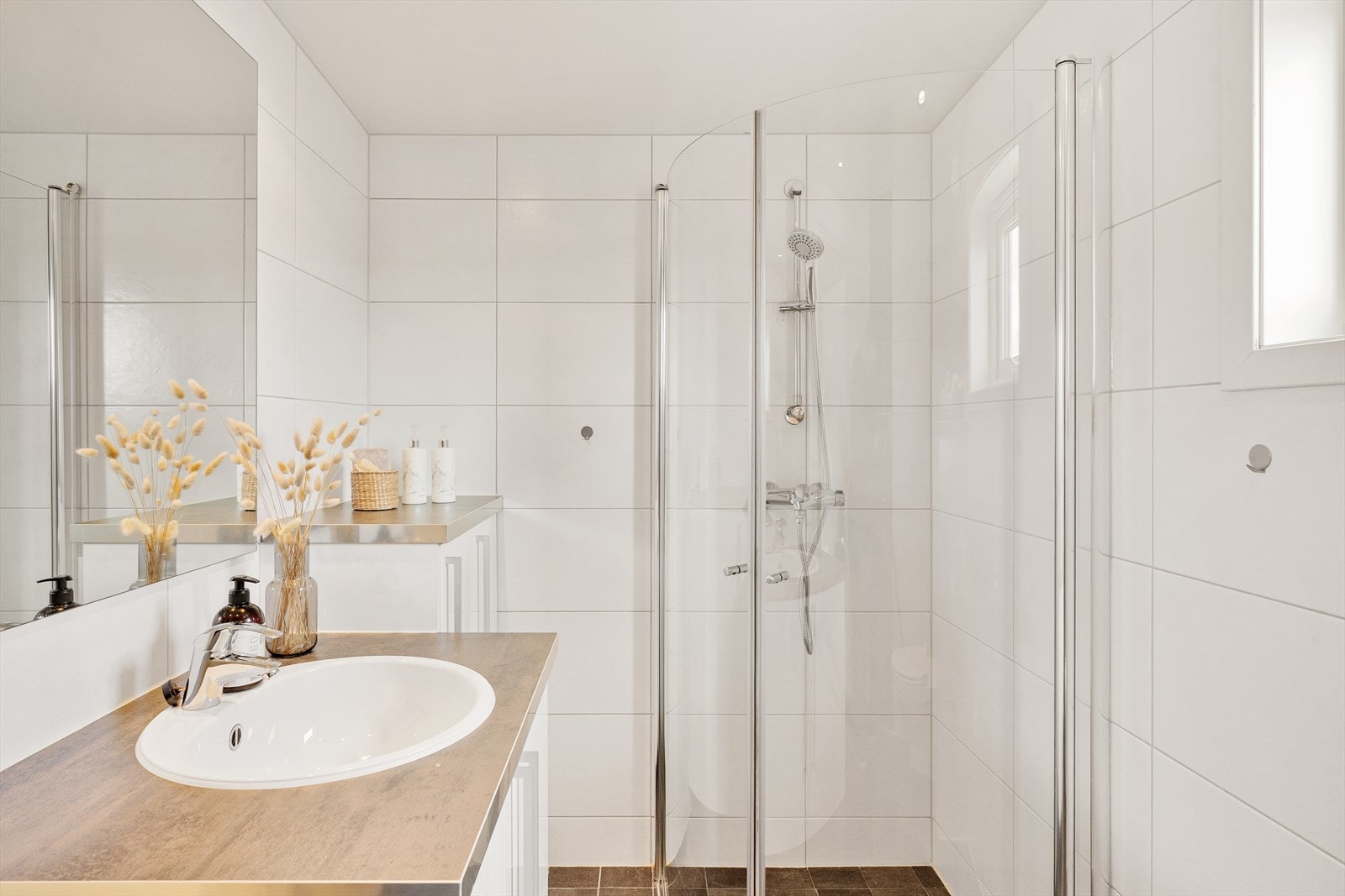 Helfliset bad i 2. etasje med spotter i tak og hvit baderomsinnredning Galleribilde