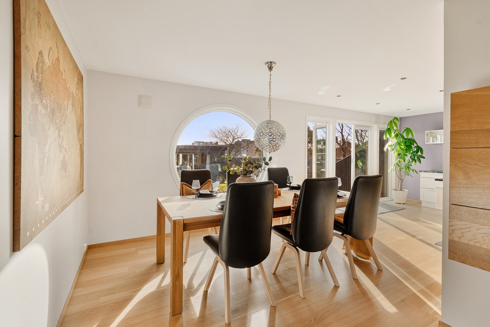 Fra kjøkken har man direkte tilkomst til et flott opparbeidet uteområde Galleribilde