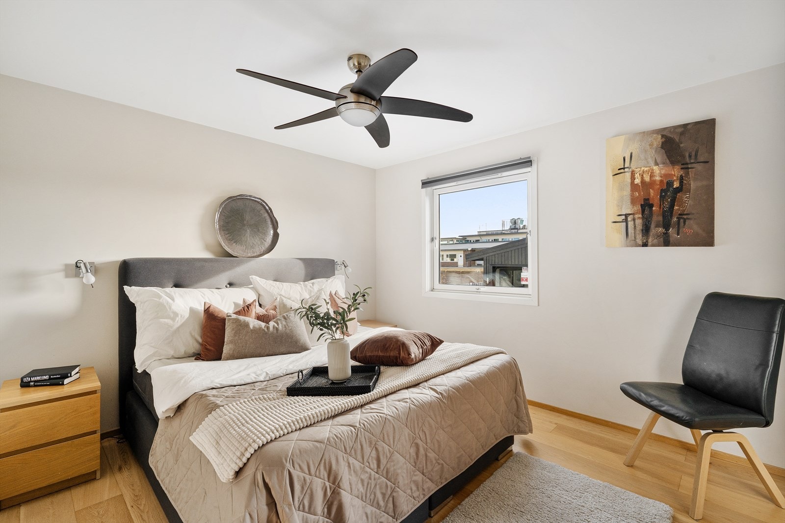 Soverom i 1. etasje med malte vegger og en-stavs parkett Galleribilde