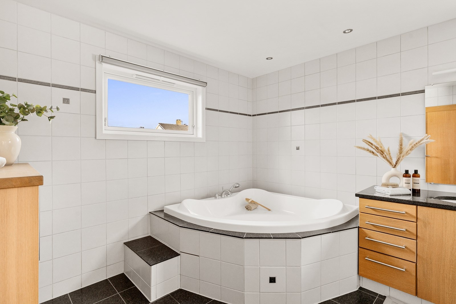 Helfliset baderom i 1. etasje med badekar og dusjhjørne. Galleribilde