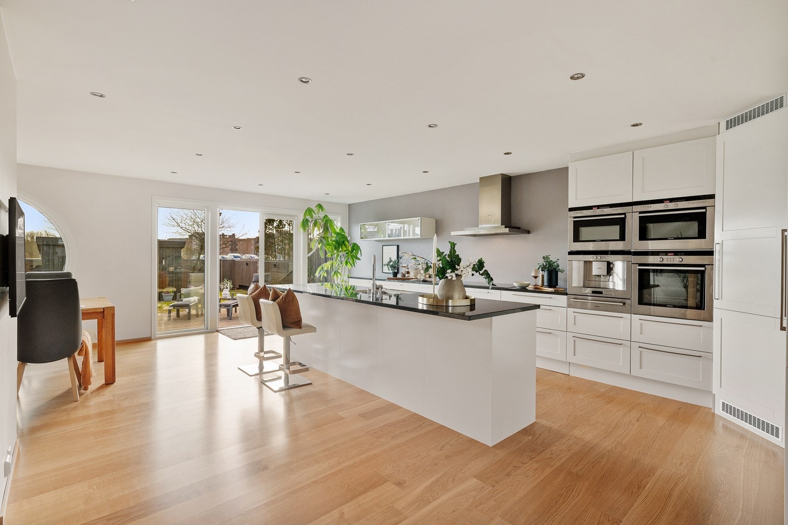 Integrert oppvaskmaskin, kjølehjørne, kaffemaskin, mikrobølgeovn og stekeovn. Kjøkkenventilator med avtrekk ut. Galleribilde