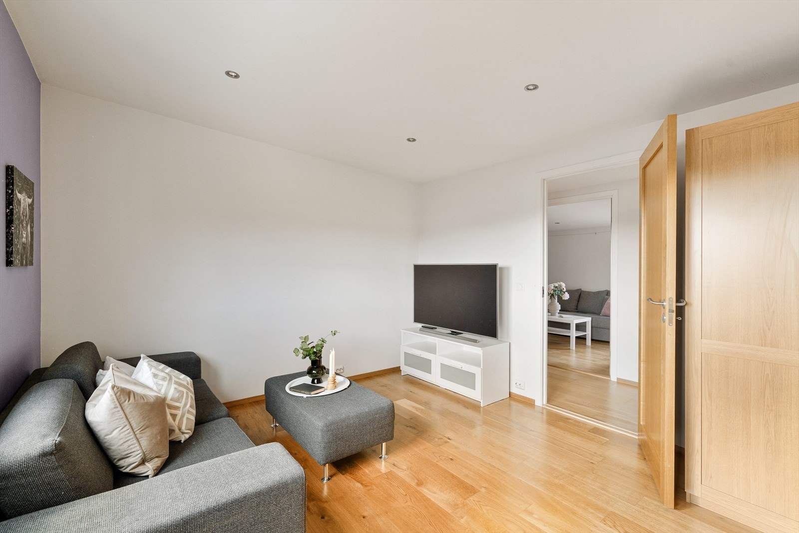 Soverom i 2. etasje med spotter i tak og en-stavs gulv Galleribilde