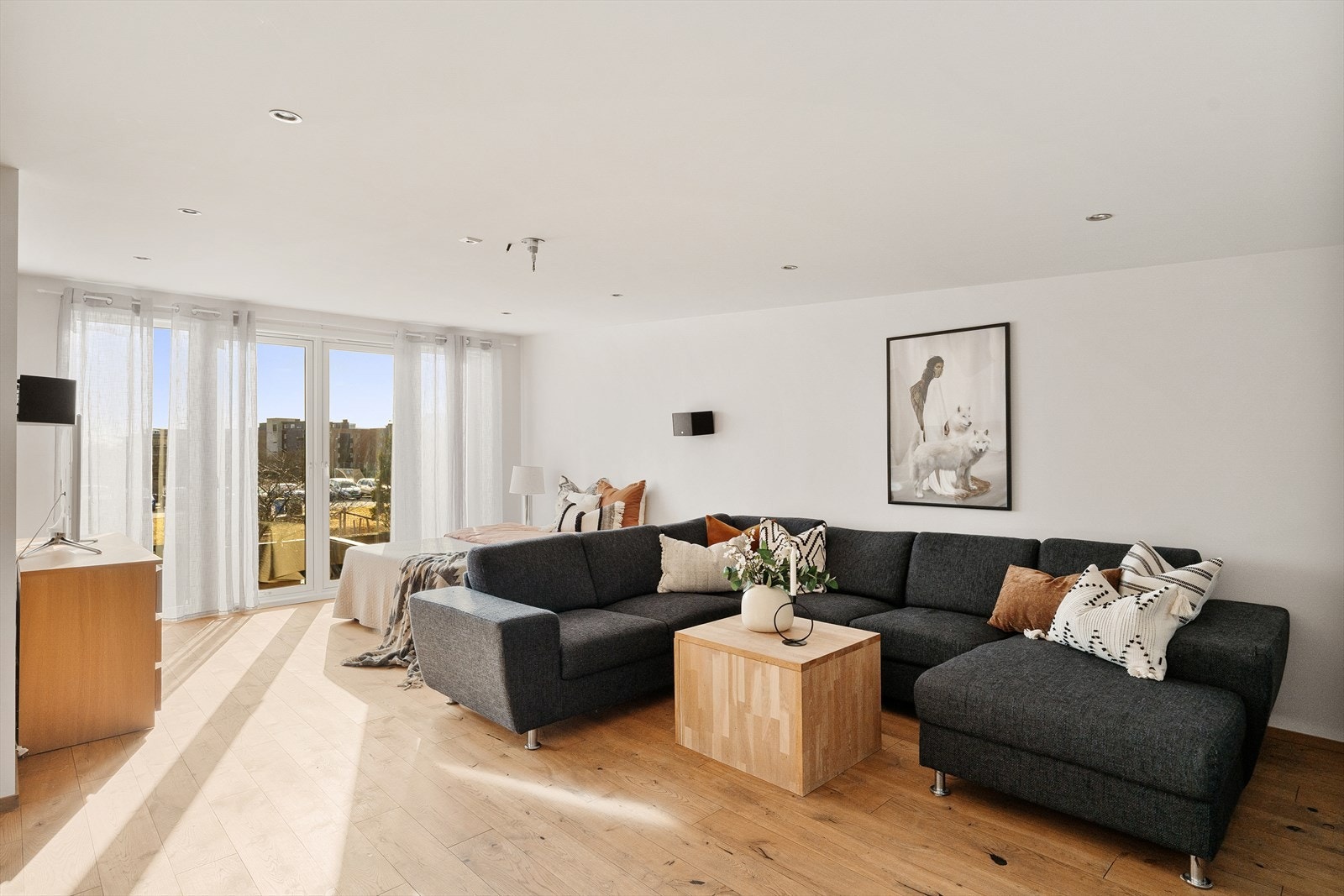 Stue i 2. etasje med store vindu som slipper inn rikelig med dagslys. Spotter i tak og en-stavs gulv Galleribilde