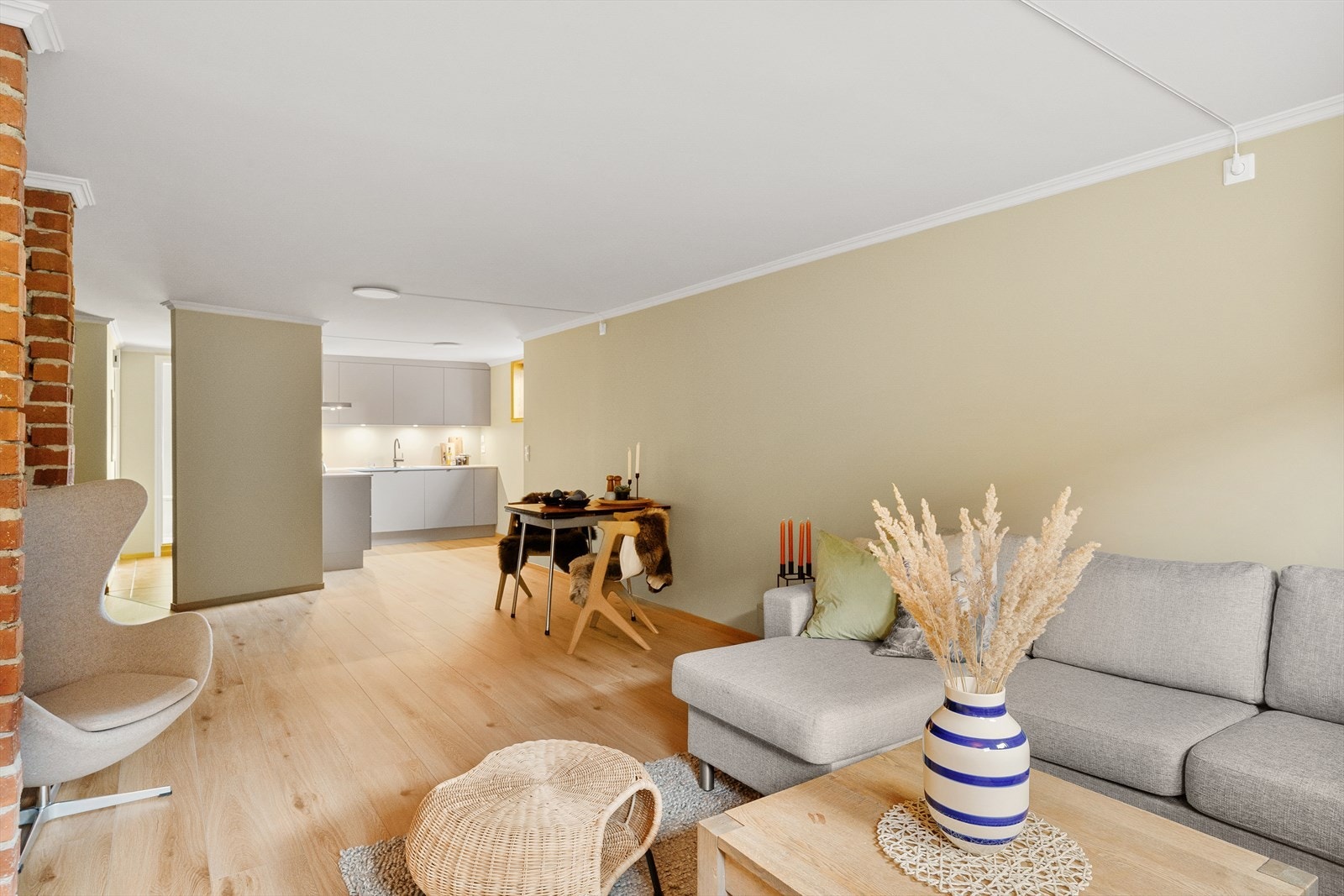 Stue i kjeller med åpen løsning til kjøkken Galleribilde